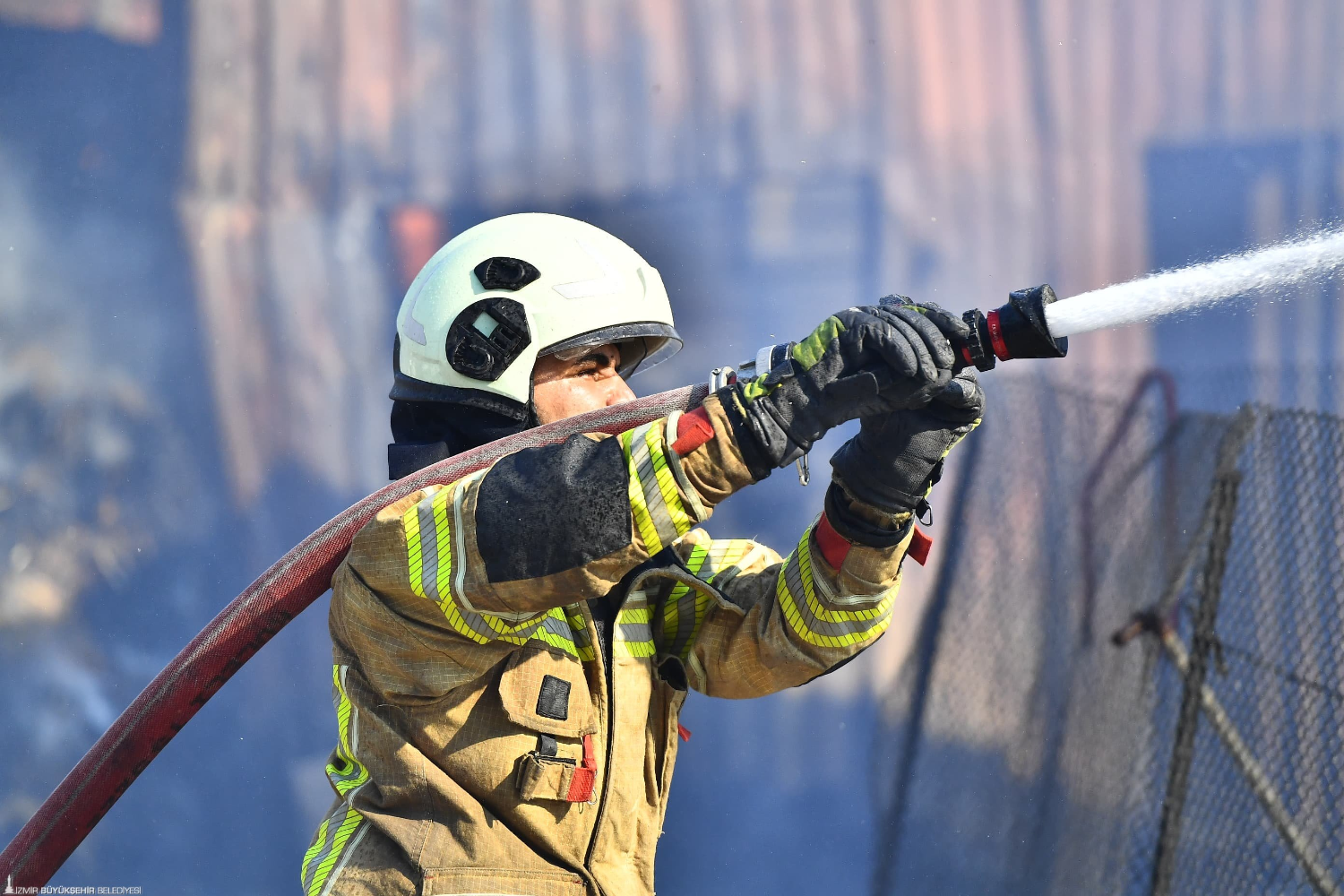 Bayındır'da köy içinde çıkan ot yangını yerleşim alanlarını tehdit etti